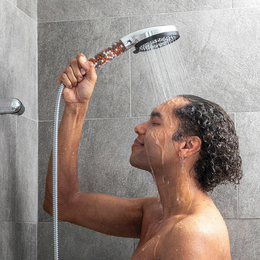 Ducha con piedras minerales